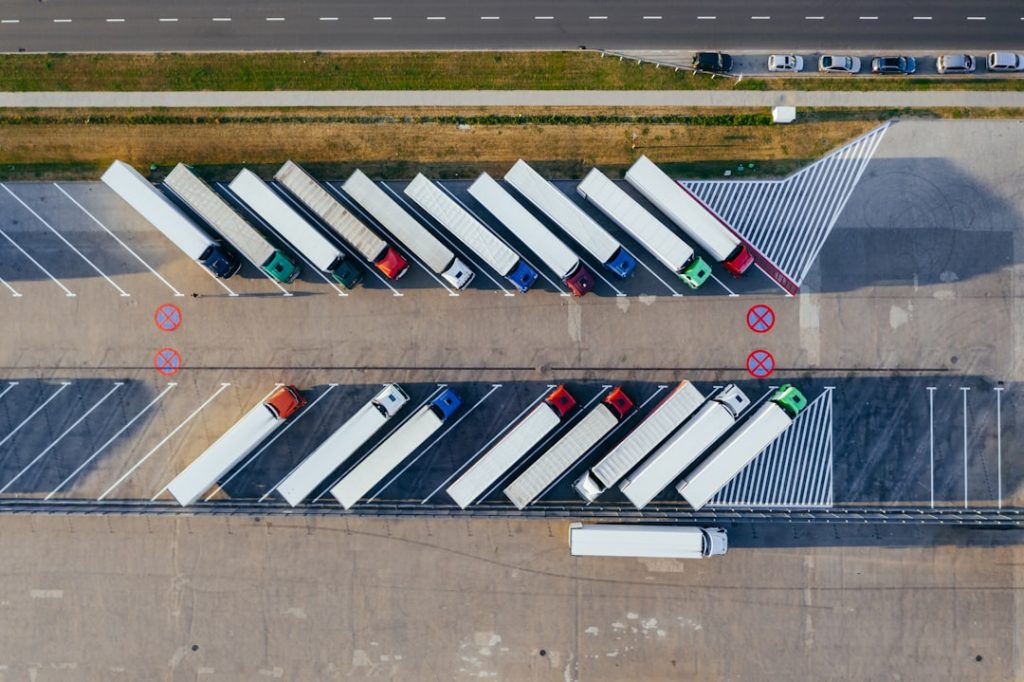 parked-trucks-kgopcmppt7c